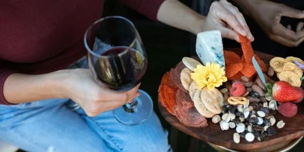 Jakie przekąski do grzanego wina? Odkryj idealne połączenia smakowe