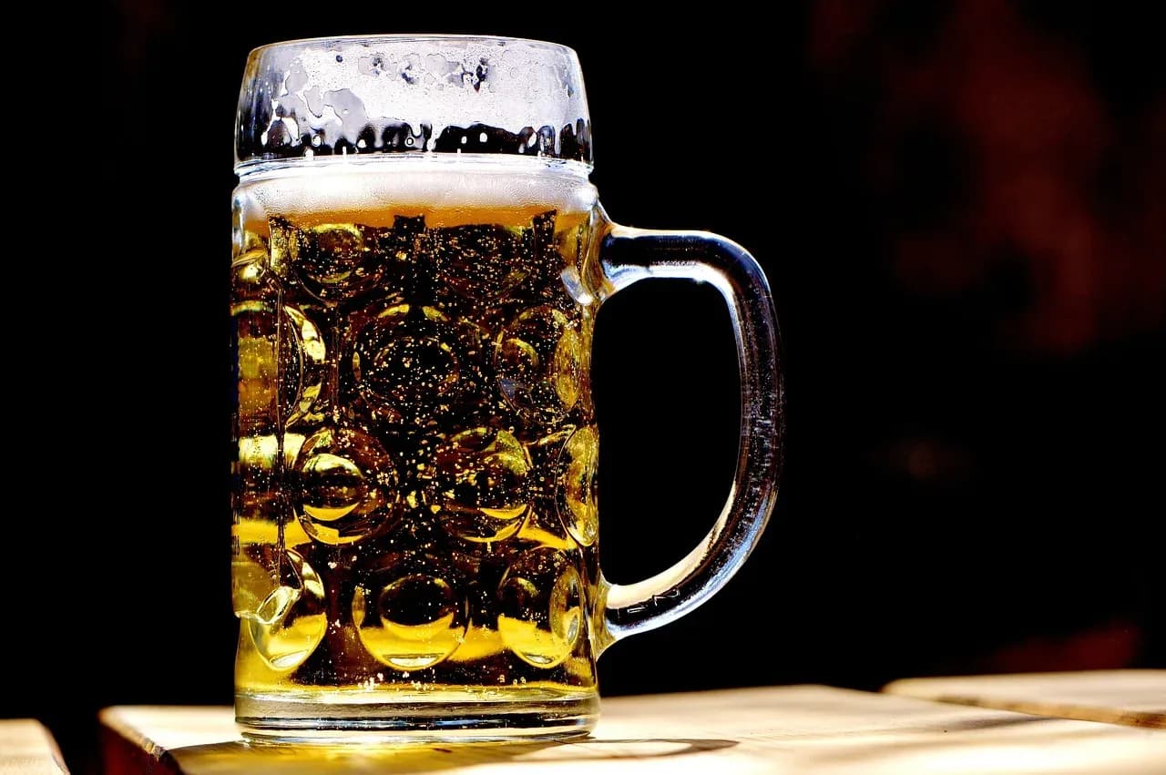 Jedno piwo ile to wódki? Zaskakujące fakty o alkoholu w napojach