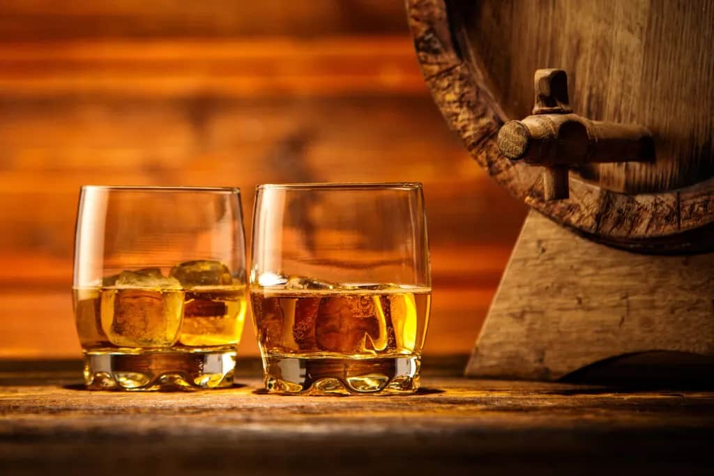 Whisky z lodem czy bez: co wybrać, aby nie stracić smaku?