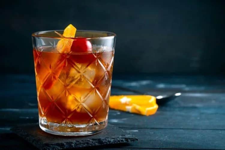 Jakie whisky do whisky sour? Odkryj najlepsze trunki na koktajl