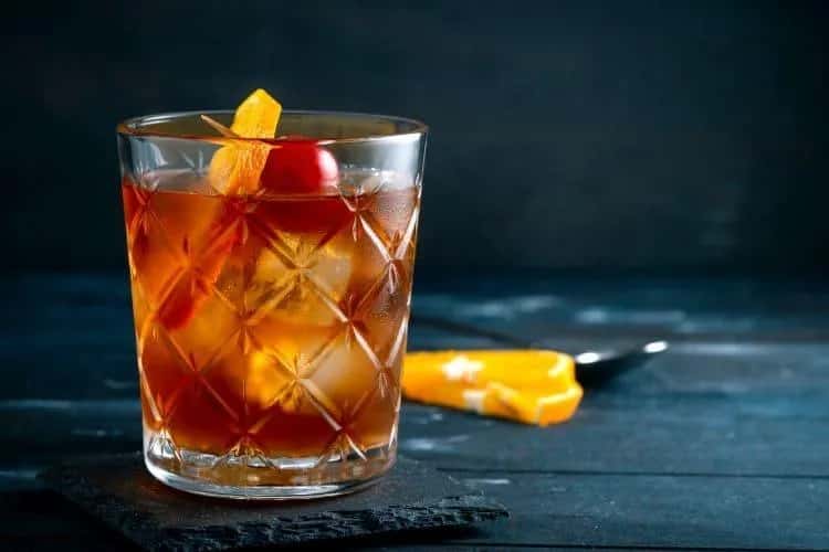 Jakie whisky do whisky sour? Odkryj najlepsze trunki na koktajl