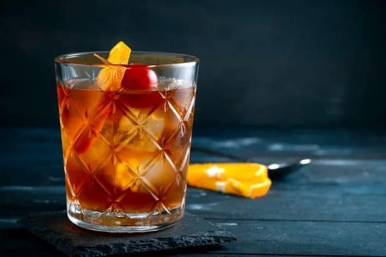 Jakie whisky do whisky sour? Odkryj najlepsze trunki na koktajl